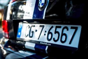 Plaque CZ : tout savoir sur l'immatriculation de la République tchèque