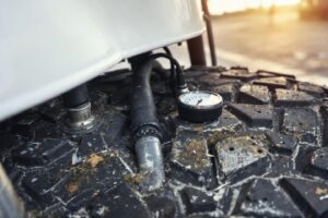 Quelle pression pour les pneus de scooter 50cc : guide complet